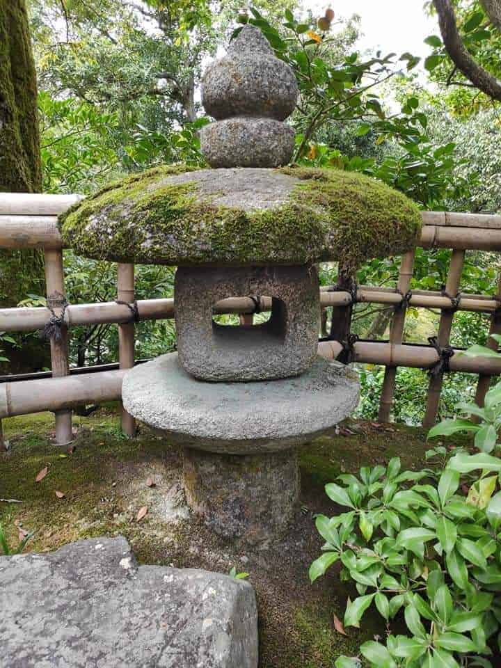 מבנה אבן לפנס בגן יפני