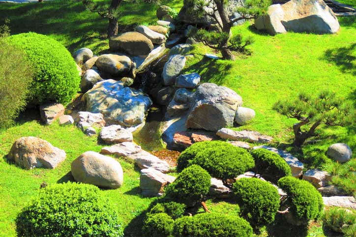 גינה יפנית בחצר